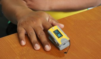 image of oximeter device to show IoT healthcare data integration
